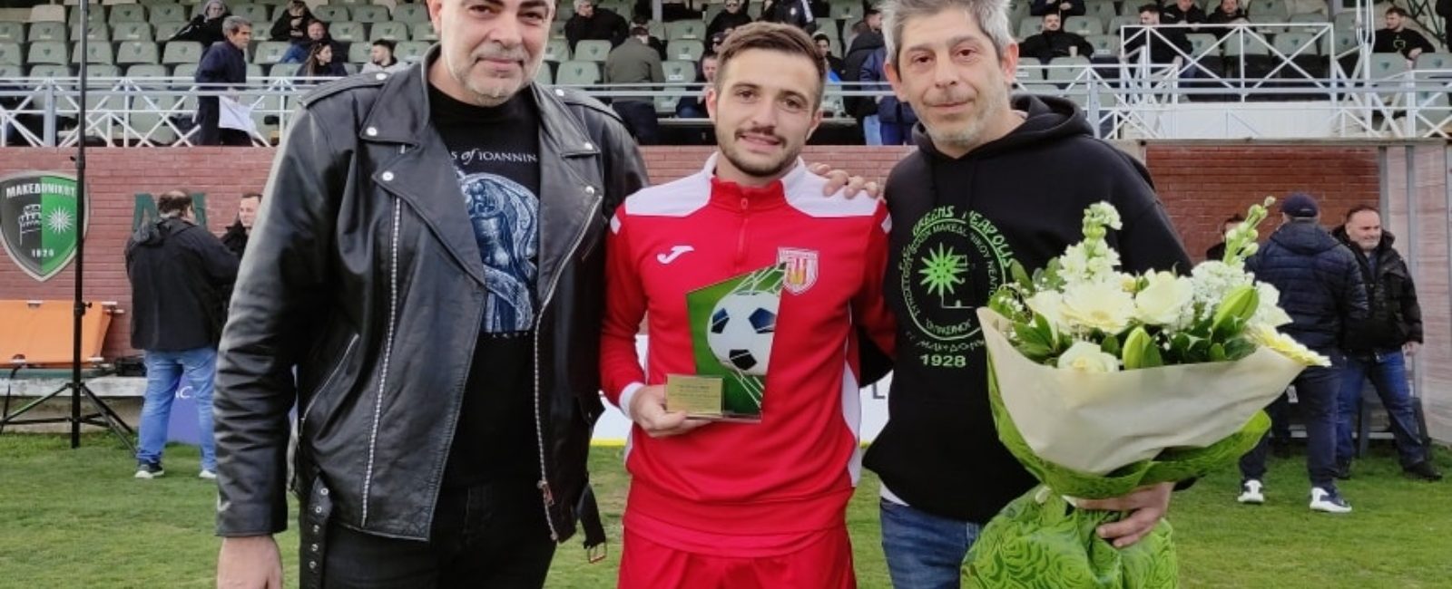 Μακεδονικός: Τίμησαν τον Γιώργο Γαρύφαλλο οι οργανωμένοι, στην επιστροφή του ως αντίπαλος