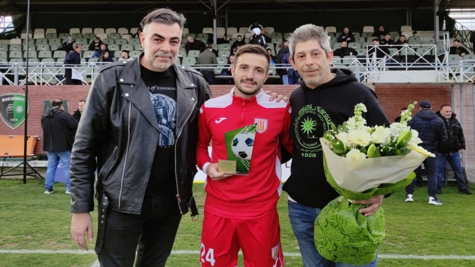 Μακεδονικός: Τίμησαν τον Γιώργο Γαρύφαλλο οι οργανωμένοι, στην επιστροφή του ως αντίπαλος