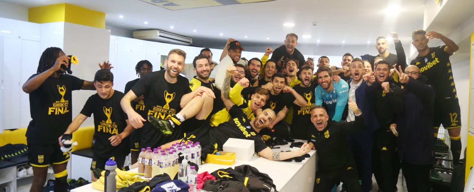 Έντονοι πανηγυρισμοί στα «κίτρινα» αποδυτήρια